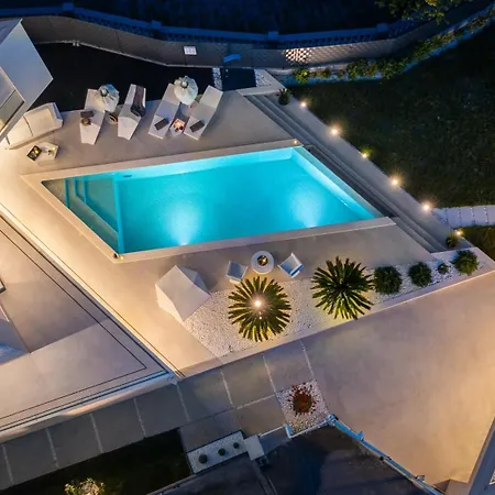 Luxury Sun Rays With Infinity Pool Villa