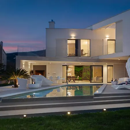 Luxury Sun Rays With Infinity Pool Kastela