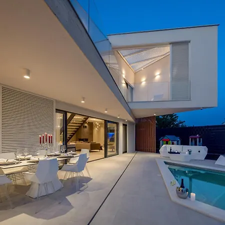 Luxury Sun Rays With Infinity Pool Villa Kastela
