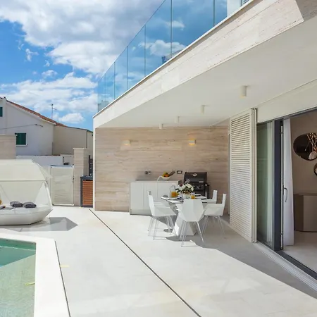 Luxury Sun Rays With Infinity Pool Villa