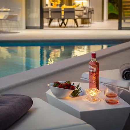Luxury Sun Rays With Infinity Pool Villa Kastela