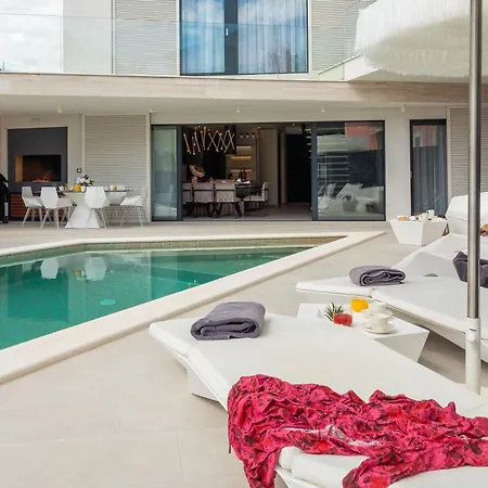 Luxury Sun Rays With Infinity Pool *