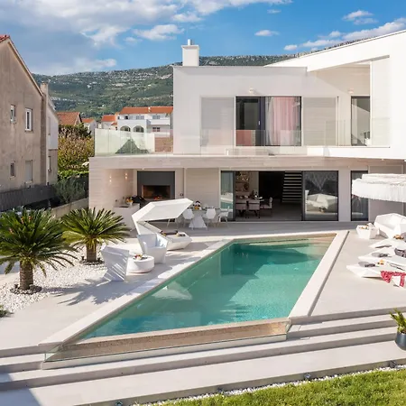 Luxury Sun Rays With Infinity Pool Villa *