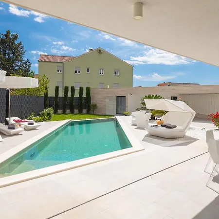 Luxury Sun Rays With Infinity Pool Kastela