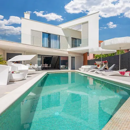 Luxury Sun Rays With Infinity Pool