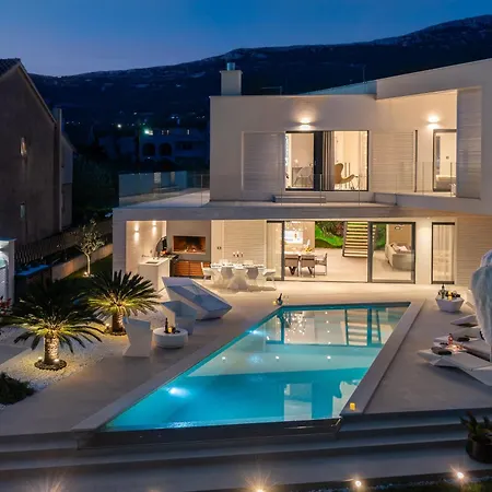 Luxury Sun Rays With Infinity Pool Villa